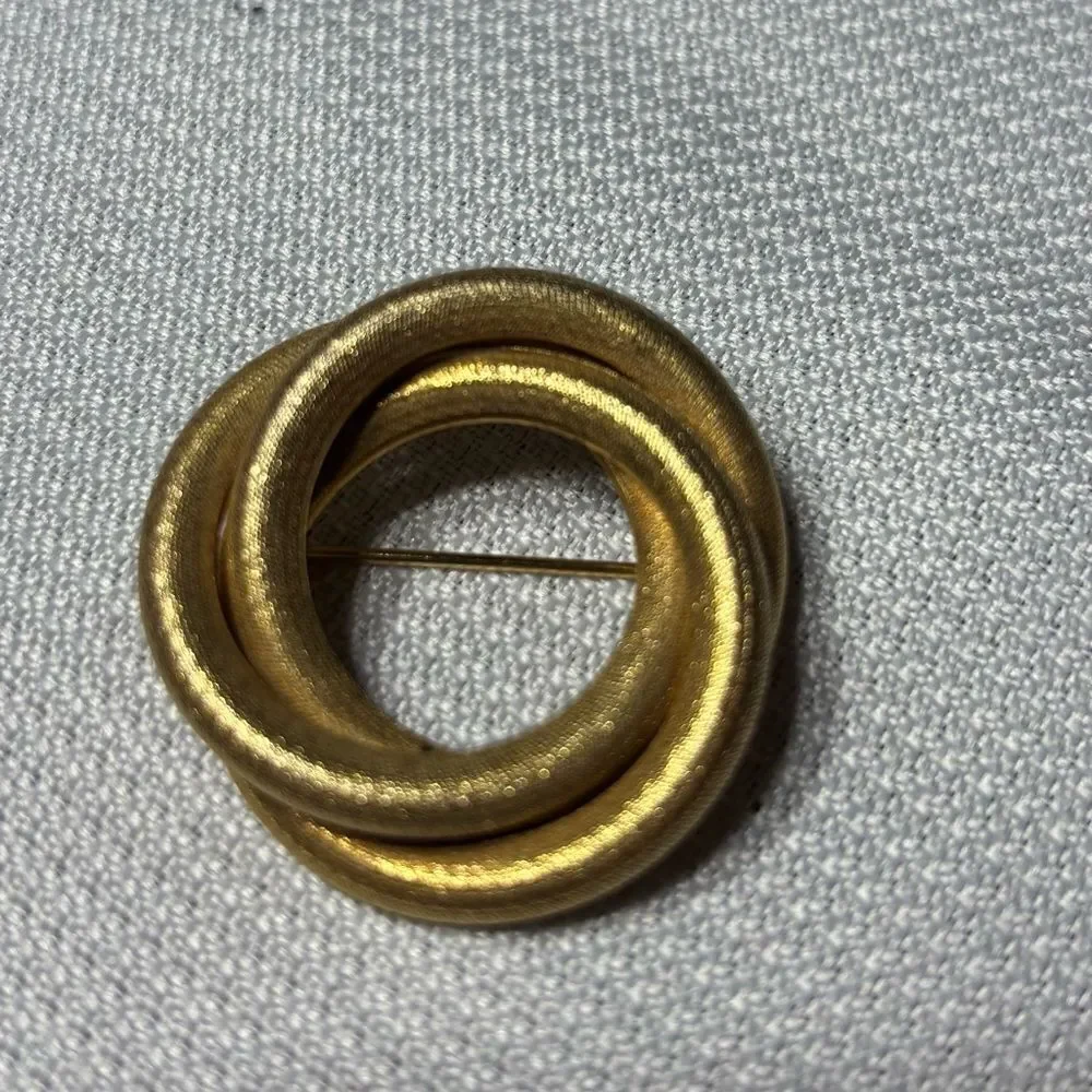 Vintage Goldtone Round Brooch Excellent Preloved Condition
